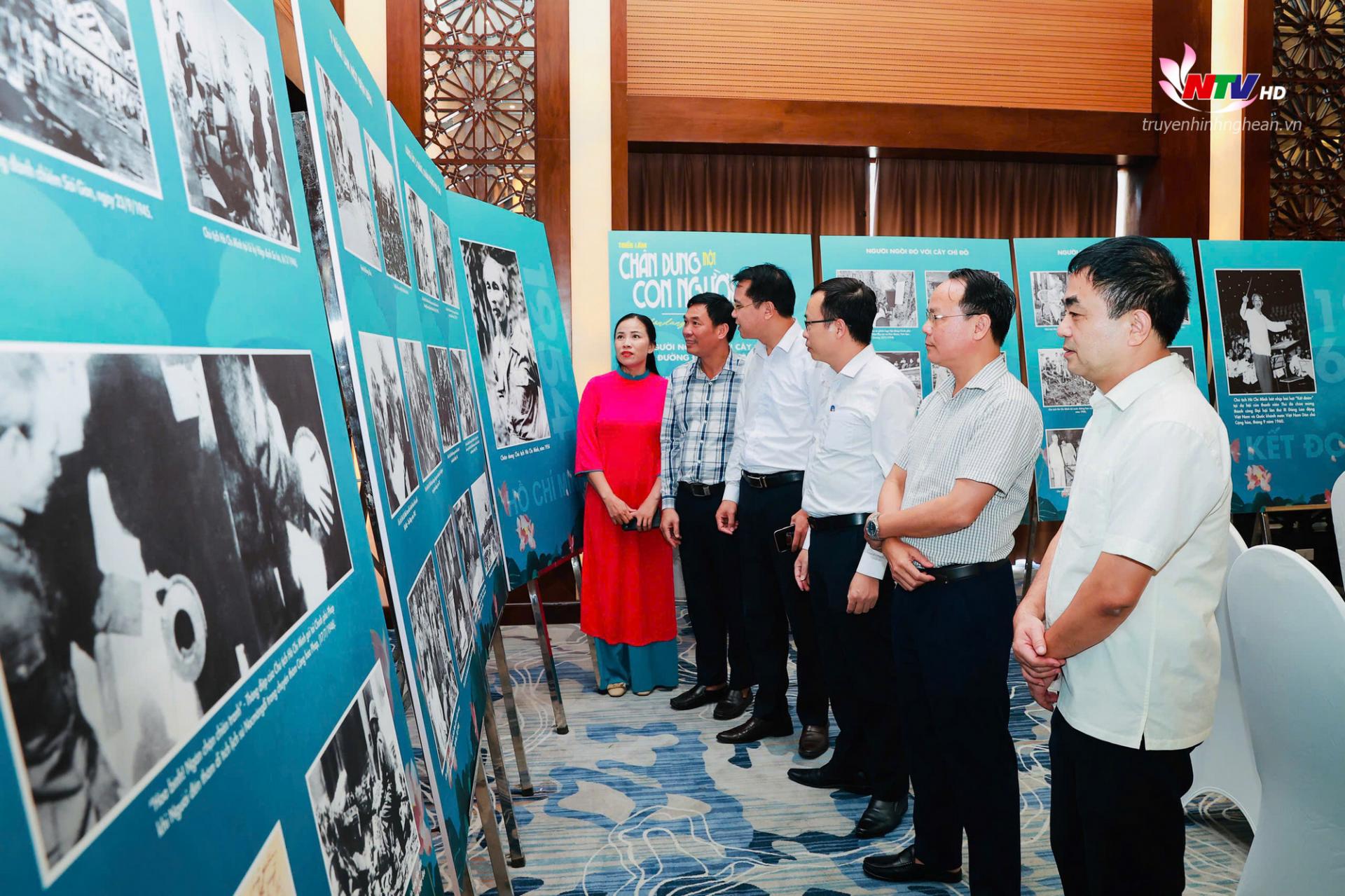 Các đại biểu tham quan 