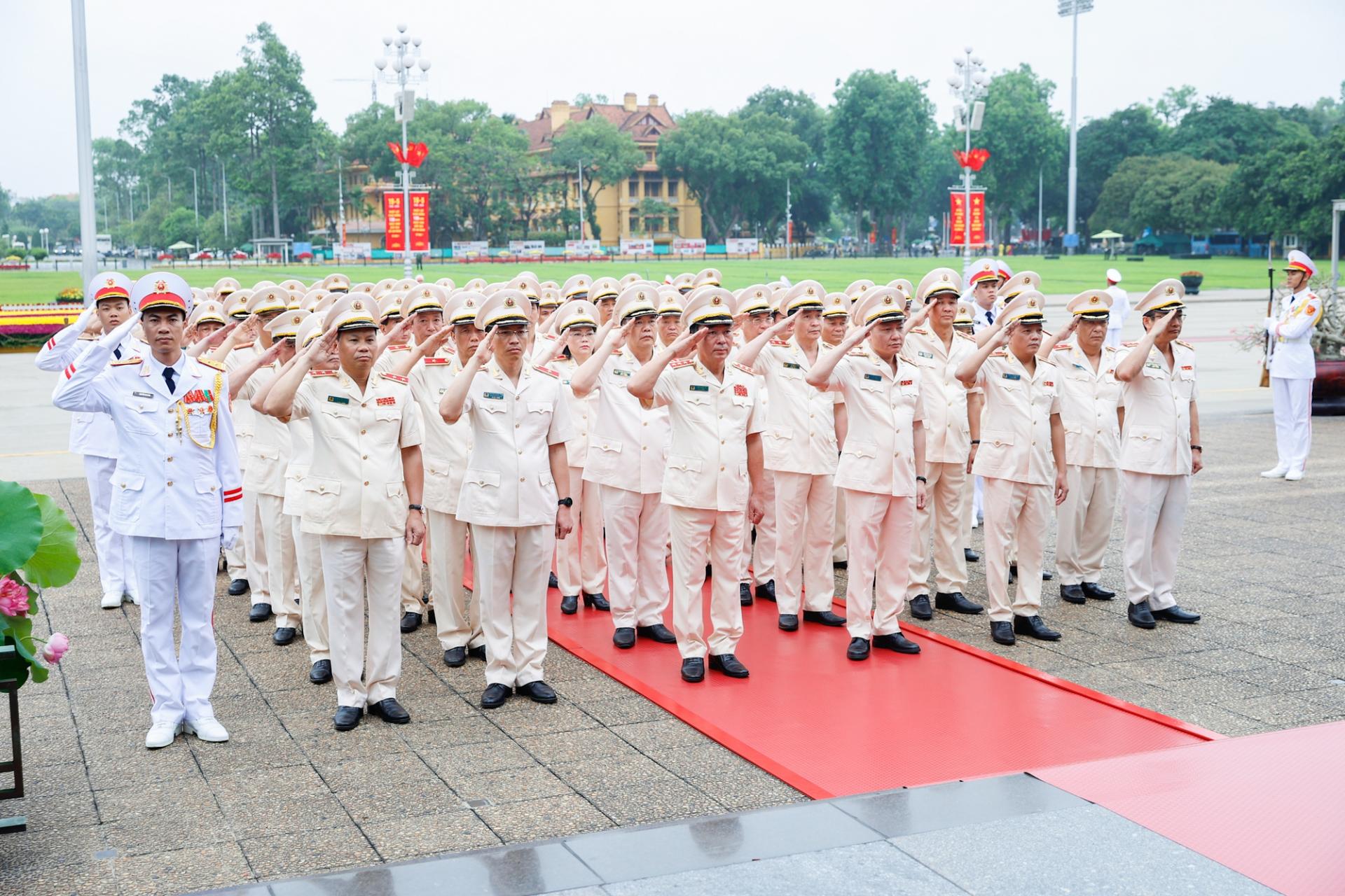 Đoàn đại biểu Đảng ủy Công an Trung ương-Bộ Công an vào Lăng viếng Bác.