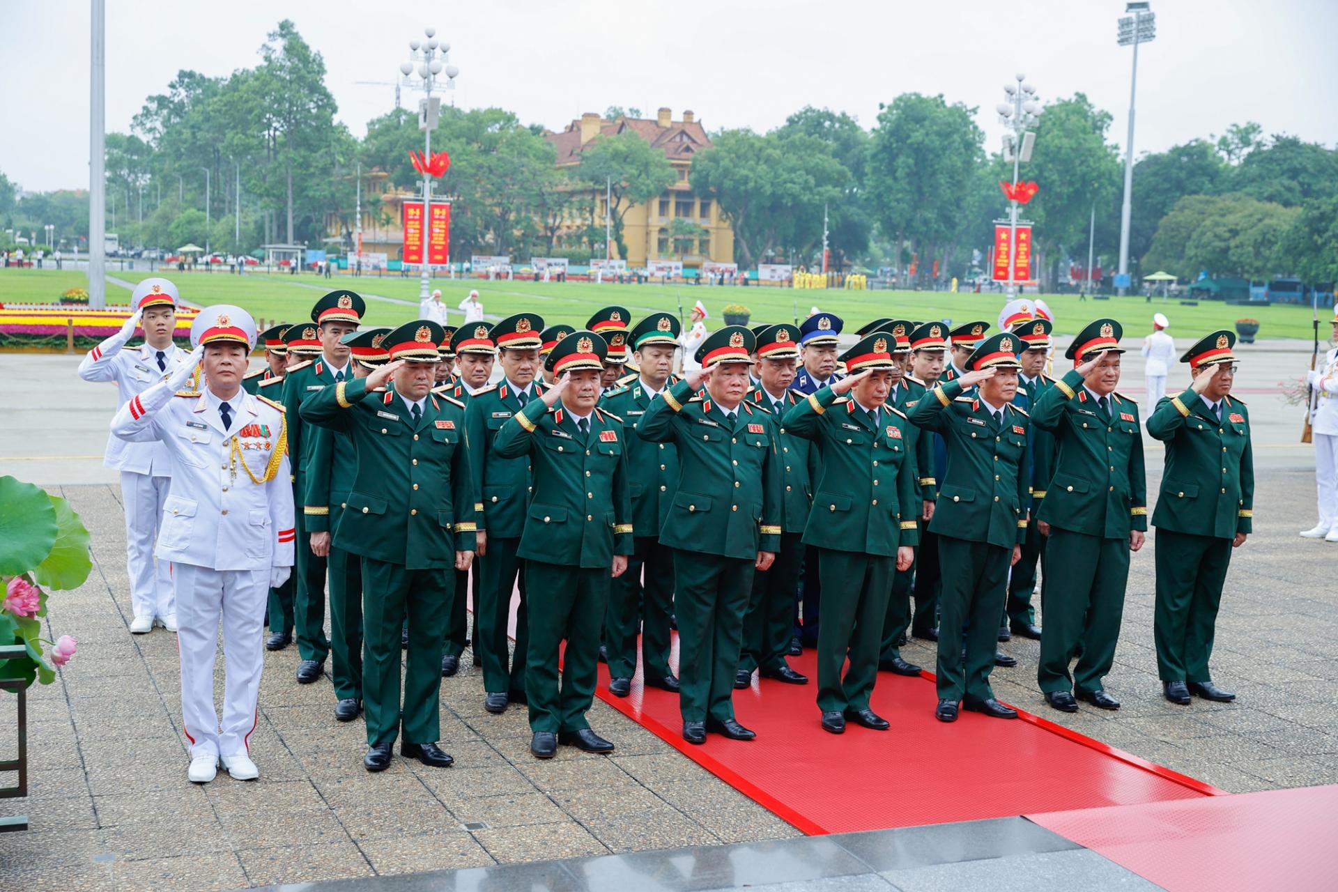 Đoàn đại biểu Quân ủy Trung ương-Bộ Quốc phòng vào Lăng viếng Bác.
