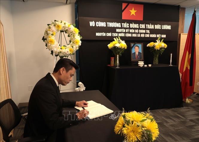 Đại sứ Đặng Hoàng Giang ghi sổ tang.