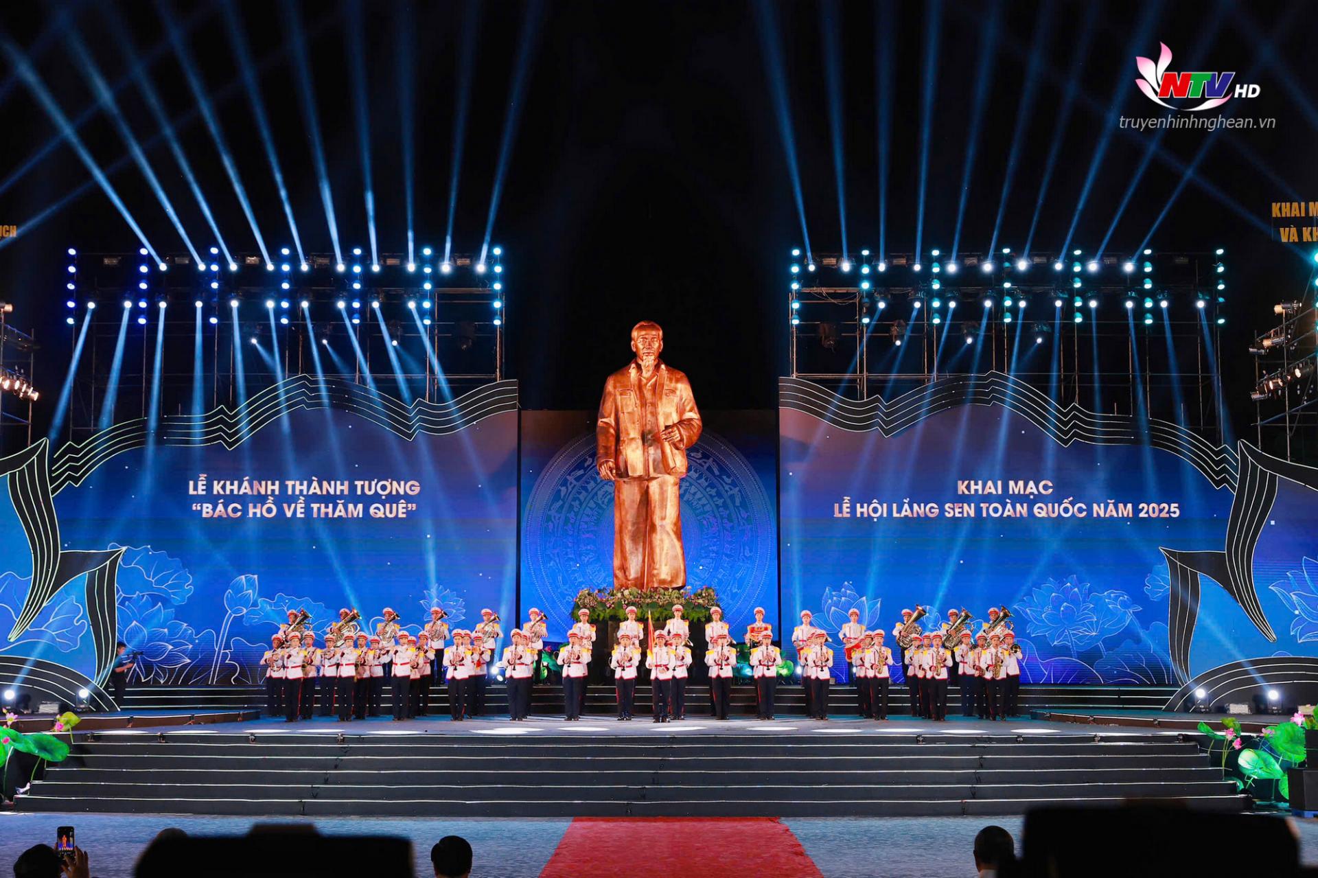 Biểu diễn nhạc kèn “Sáu điều Bác Hồ dạy Công an nhân dân”.