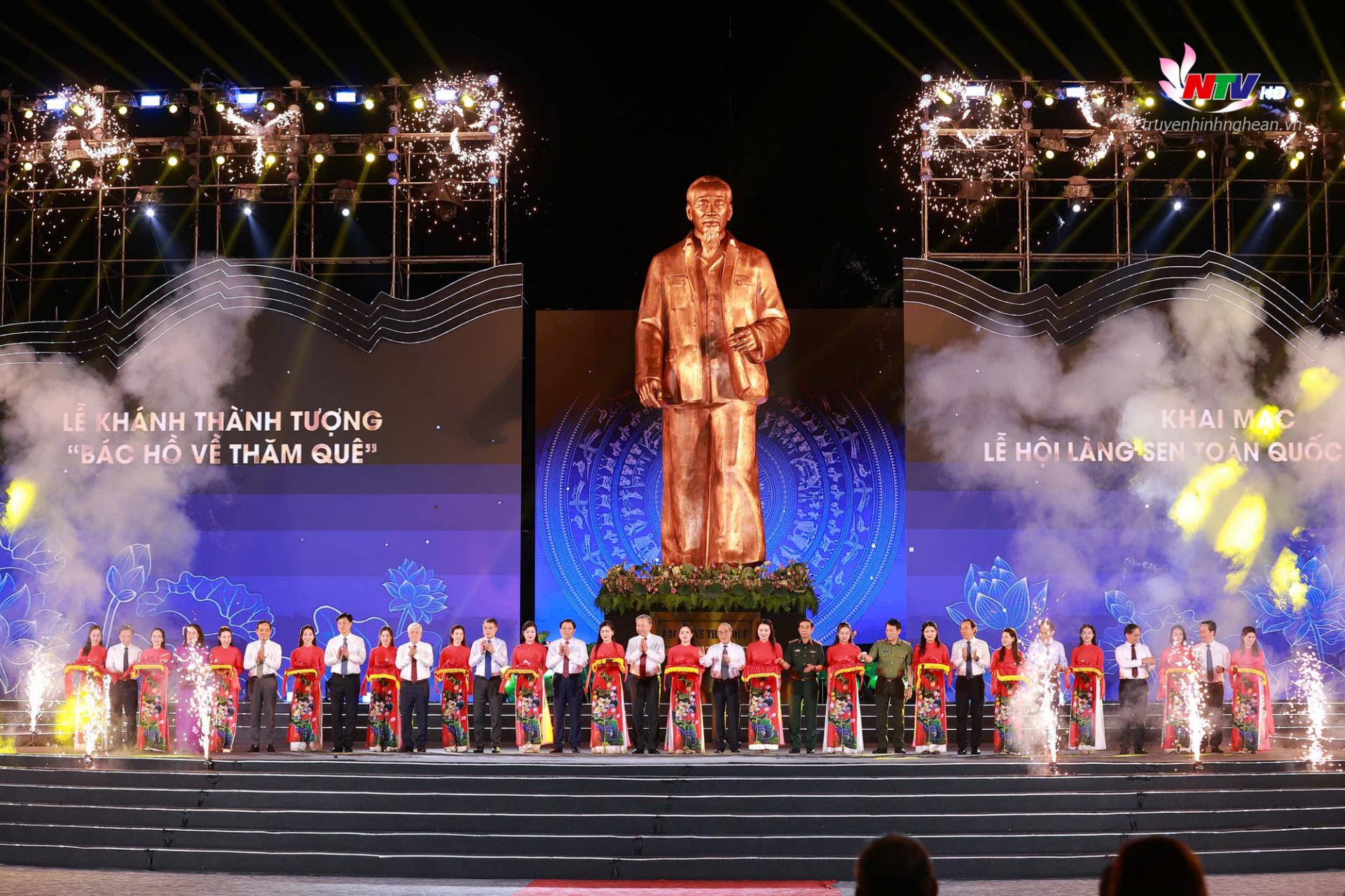 Đồng chí Tổng Bí thư Tô Lâm cùng các đồng chí nguyên lãnh đạo, lãnh đạo Đảng, Nhà nước và tỉnh PG88 go Bắn cá cắt băng khánh thành Tượng “Bác Hồ về thăm quê”.