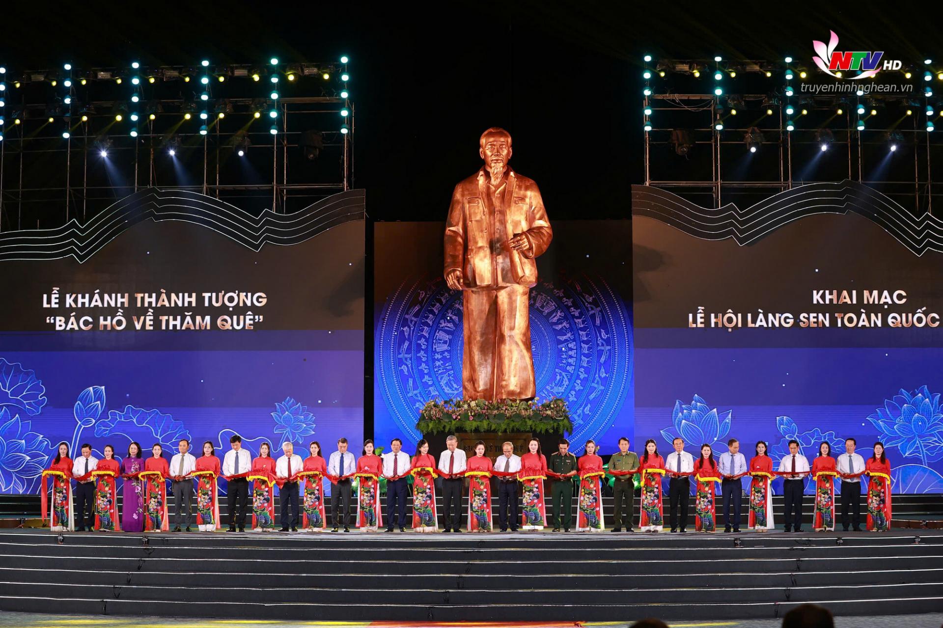 Đồng chí Tổng Bí thư Tô Lâm cùng các đồng chí nguyên lãnh đạo, lãnh đạo Đảng, Nhà nước và tỉnh PG88 go Bắn cá cắt băng khánh thành Tượng “Bác Hồ về thăm quê”.