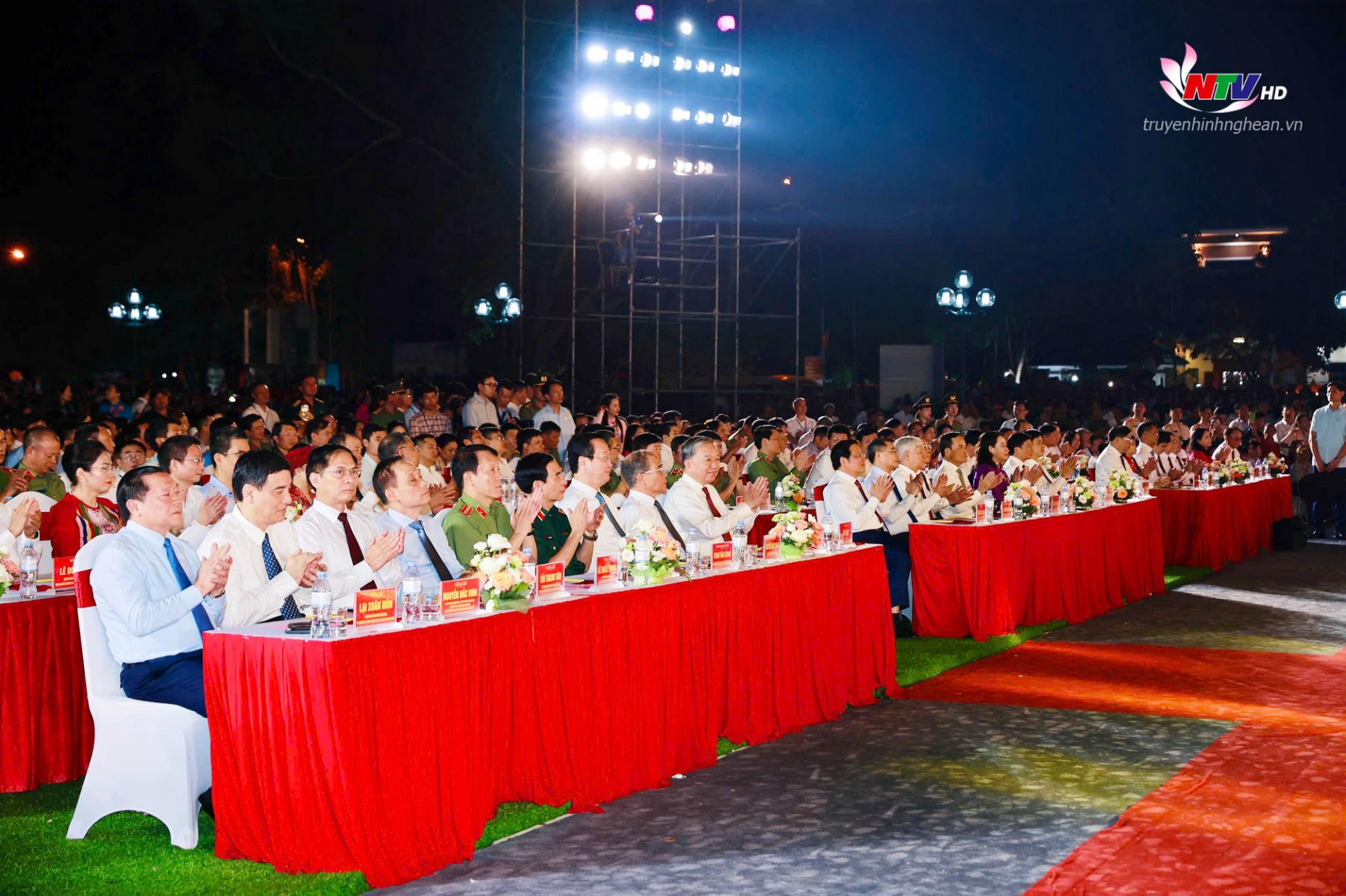 Đồng chí Tổng Bí thư Tô Lâm và các đồng chí lãnh đạo Đảng, Nhà nước dự Xổ Số PG 88 Lễ hội Làng Sen toàn quốc 2025 và khánh thành Tượng “Bác Hồ về thăm quê”.