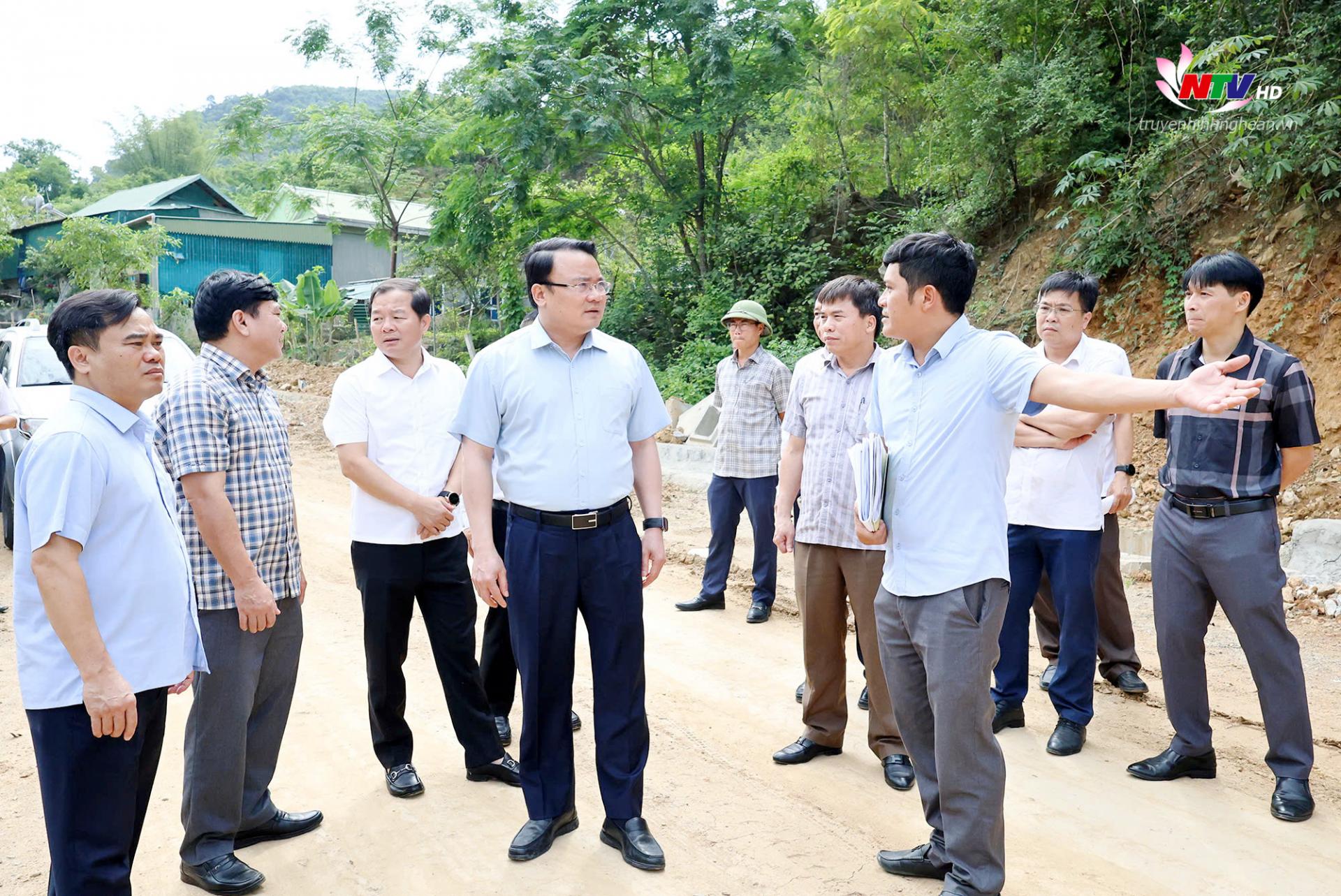 Phó PG88 go Bắn cá UBND tỉnh Phùng Thành Vinh và các thành viên đoàn công tác nghe chủ đầu tư báo cáo tiến độ thực hiện dự án đường Đăng Ký M.PG88 liên xã từ ngã ba cầu Khe Lội, xã Tà Cạ đến khối 4, thị trấn Mường Xén, huyện Kỳ Sơn.