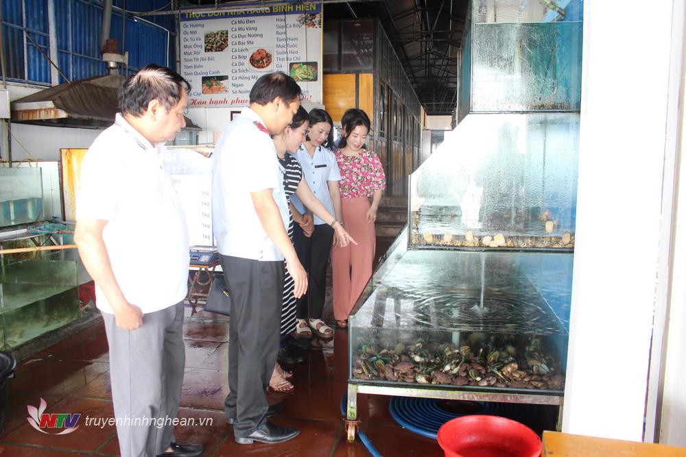 Đoàn liên ngành của tỉnh kiểm tra tại nhà hàng Bình Hiền.