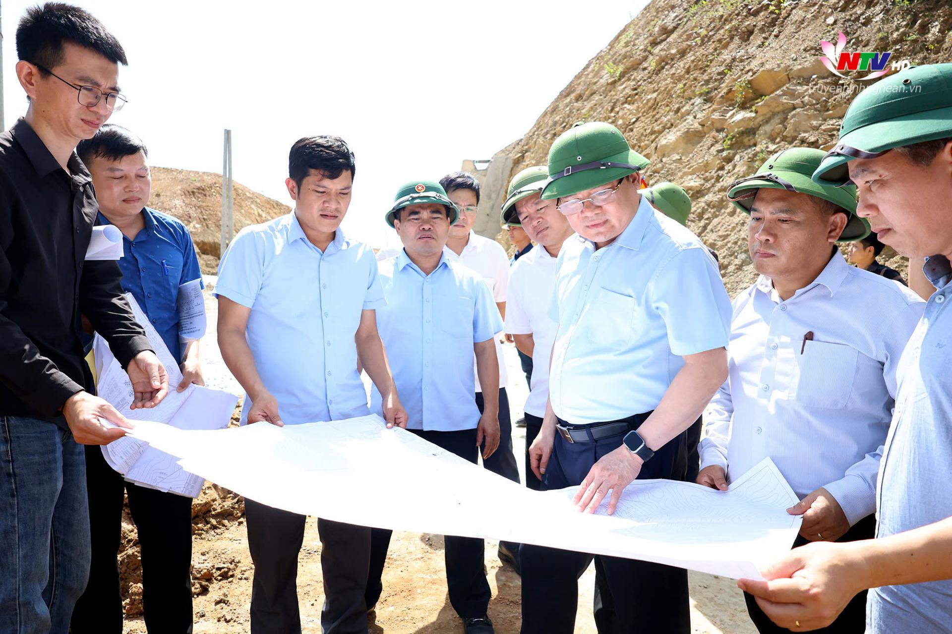 Phó PG88 go Bắn cá UBND tỉnh Phùng Thành Vinh và các thành viên đoàn công tác kiểm tra hiện trường dự án Công trình điện cho các bản, khu dân cư chưa có điện lưới Quốc gia trên địa bàn huyện Kỳ Sơn.