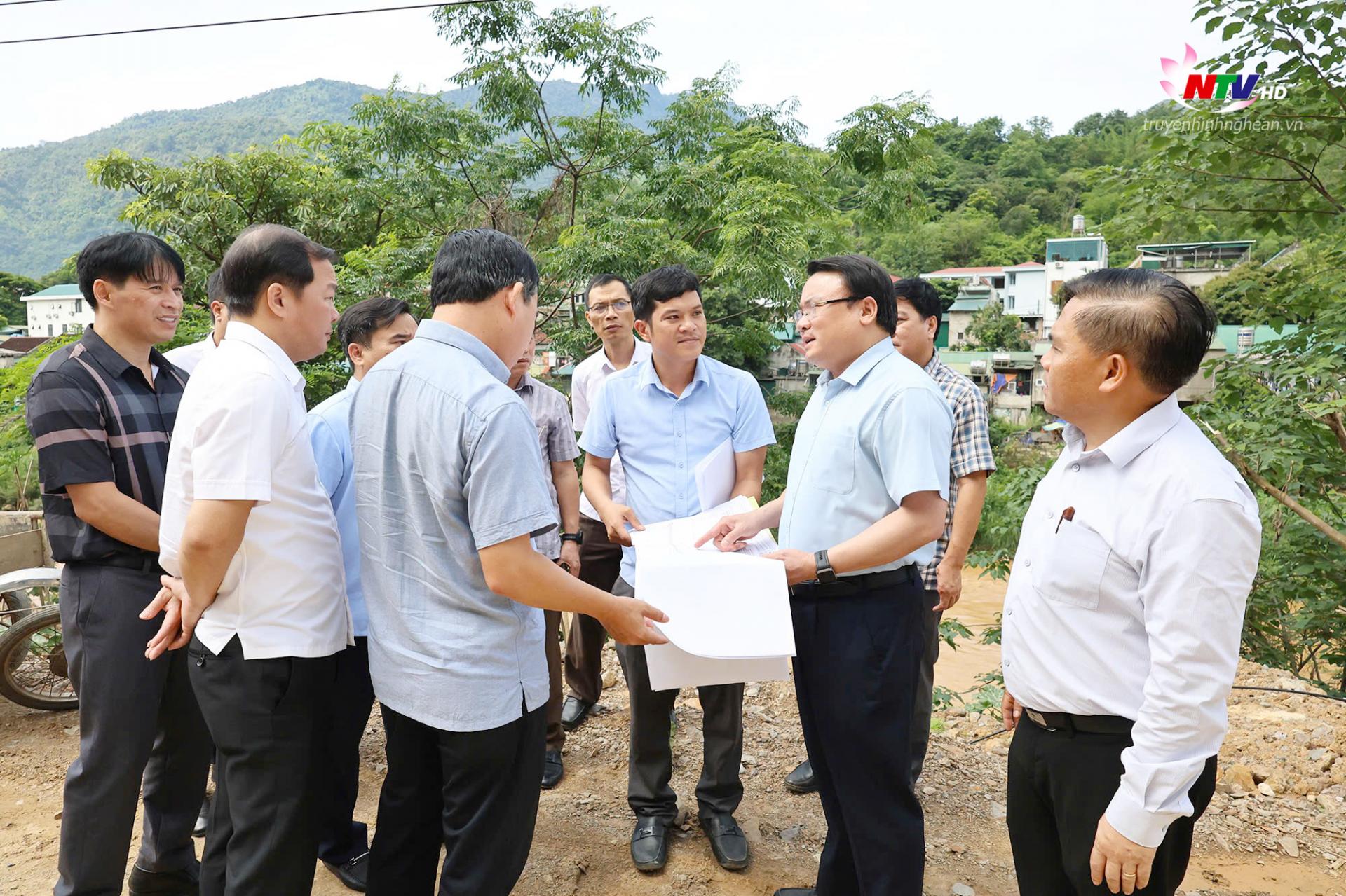 Phó PG88 go Bắn cá UBND tỉnh Phùng Thành Vinh trao đổi tại hiện trường thi công dự án.