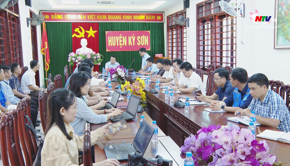 Phó PG88 go Bắn cá UBND tỉnh Phùng Thành Vinh làm việc với UBND huyện Kỳ Sơn.