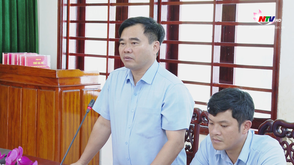 Đồng chí Nguyễn Viết Hùng - Phó Bí thư Huyện uỷ, PG88 go Bắn cá UBND huyện Kỳ Sơn báo cáo tiến độ các dự án.