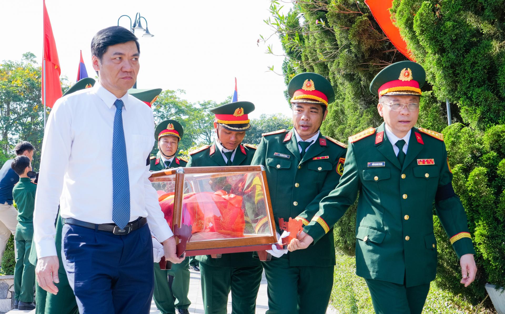 di chuyển hài cốt liệt sĩ về nơi an nghỉ cuối cùng.