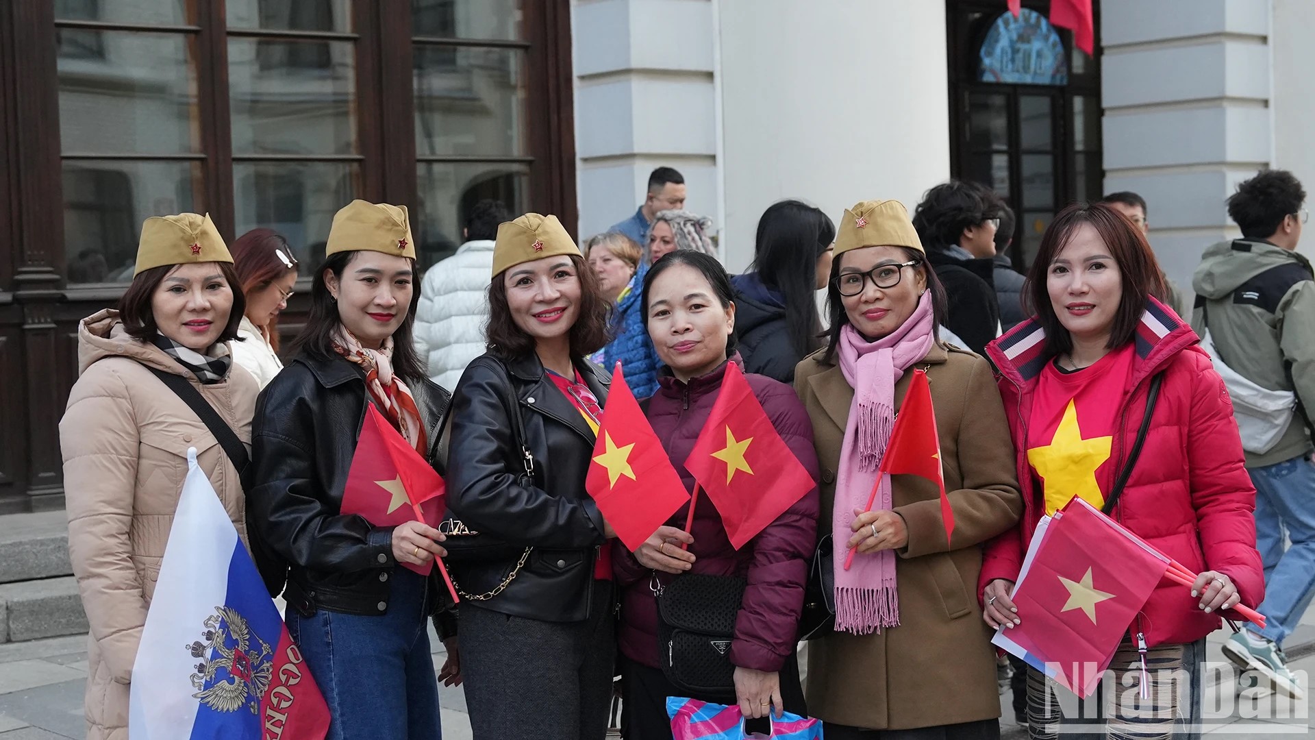 Hạnh phúc, xúc động và tự hào là cảm xúc của nhiều người PG 88 Nổ Hũ đang sinh sống, học tập tại Nga khi lần đầu tiên đoàn Quân đội nhân dân PG 88 Nổ Hũ tham gia Lễ duyệt binh kỷ niệm Ngày chiến thắng trong Chiến tranh vệ quốc vĩ đại tại Liên bang Nga. Tinh thần yêu nước và sự đoàn kết của người PG 88 Nổ Hũ thực sự chạm đến trái tim bạn bè Nga và quốc tế.