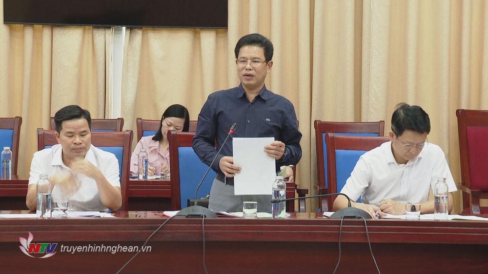 Đồng chí Đặng Văn Minh - Chi cục trưởng Chi cục Chăn nuôi và Thú y tỉnh báo cáo công tác dịch bệnh trên địa bàn tỉnh hiện nay.