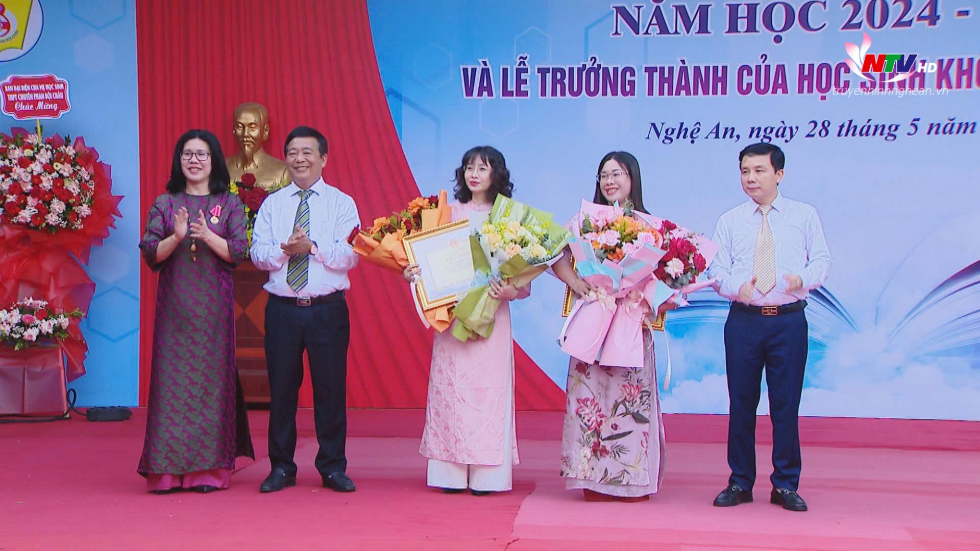 Thừa ủy quyền, Nhà giáo Võ Như Mai – Phó Giám đốc Sở Giáo dục và Đào tạo tỉnh PG88 go Bắn cá trao Bằng khen của Bộ trưởng Bộ Giáo dục và Đào tạo cho 2 cô giáo Nguyễn Thị Hoàng Lân và cô giáo Phạm Thanh Lê.