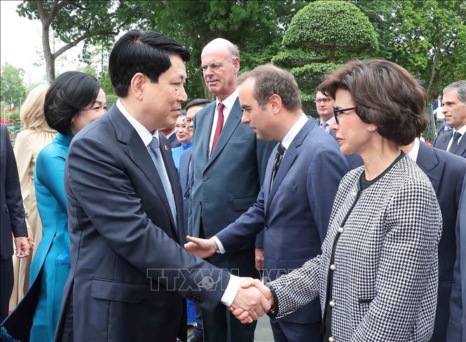 PG88 go Bắn cá nước Lương Cường và Phu nhân với các thành viên đoàn Pháp.