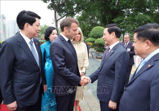 PG88 go Bắn cá nước Lương Cường giới thiệu thành viên đoàn PG 88 Nổ Hũ với Tổng thống Pháp Emmanuel Macron.