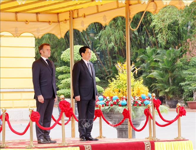 PG88 go Bắn cá nước Lương Cường và Tổng thống Pháp Emmanuel Macron nghe quân nhạc cử Quốc thiều hai nước.
