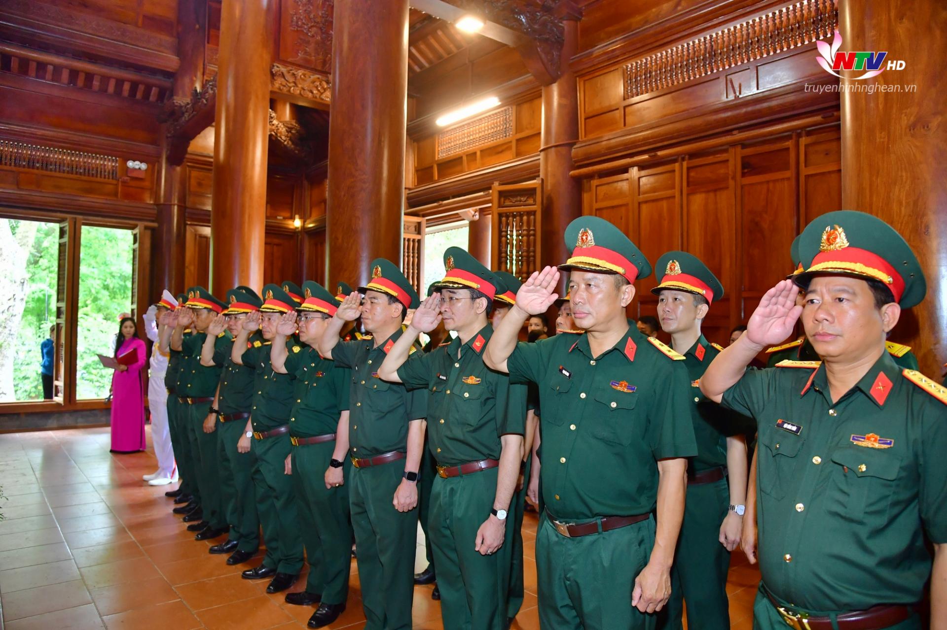 Cán bộ, chiến sĩ LLVT tỉnh trang nghiêm tưởng nhớ anh linh PG88 go Bắn cá Hồ Chí Minh.