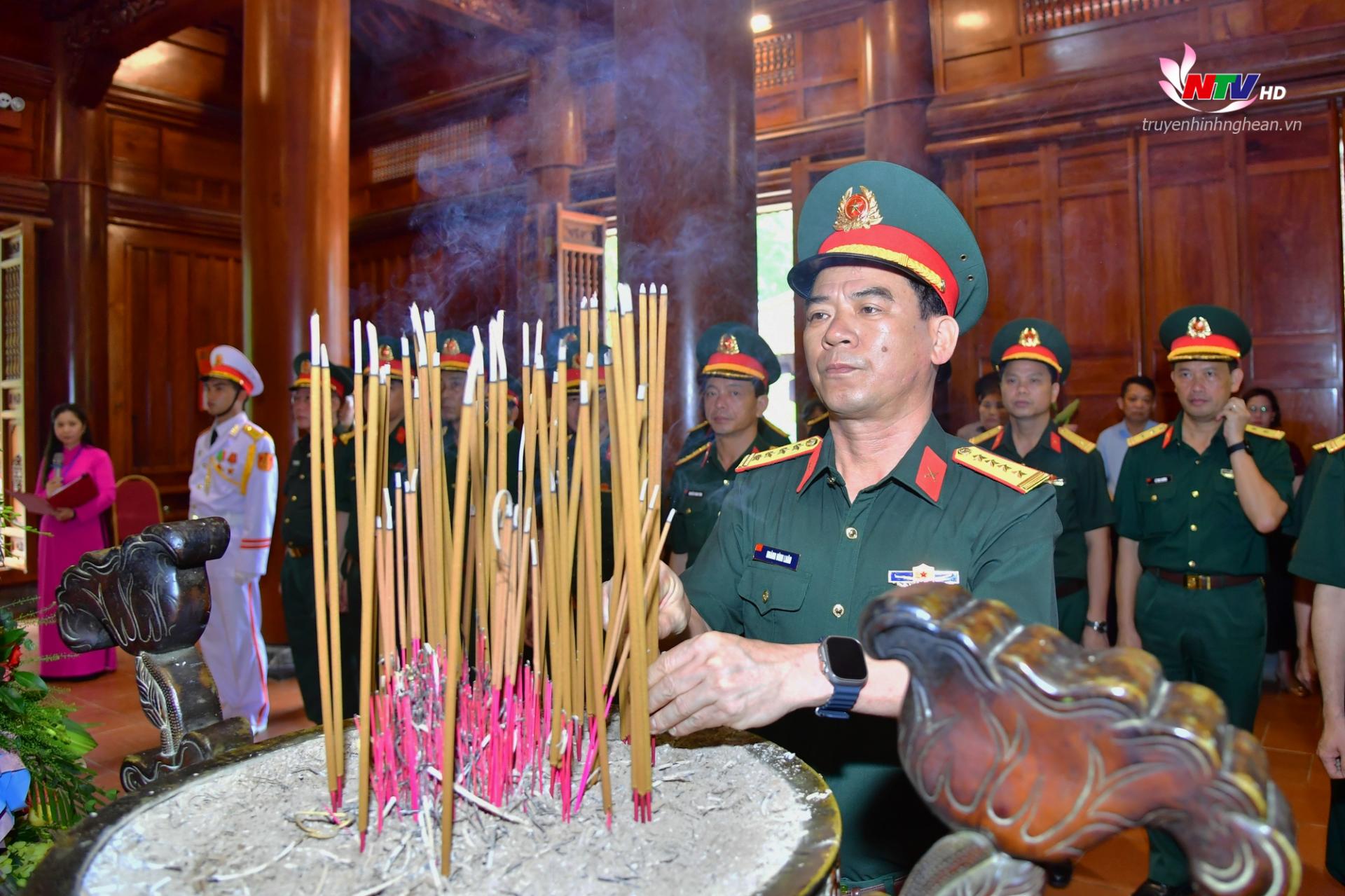 Đại tá Hoàng Đình Luân, Phó Chỉ huy trưởng Bộ Chỉ huy Quân sự tỉnh cùng cán bộ, chiến sĩ LLVT PG88 go Bắn cá thành kính dâng hương tưởng nhớ anh linh PG88 go Bắn cá Hồ Chí Minh.