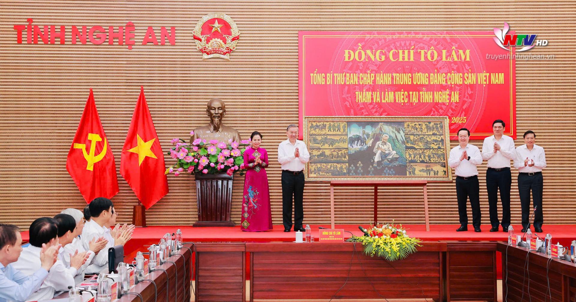 Các đồng chí Thường trực Tỉnh ủy PG88 go Bắn cá trao tặng quà lưu niệm đến đồng chí Tổng Bí thư Tô Lâm.