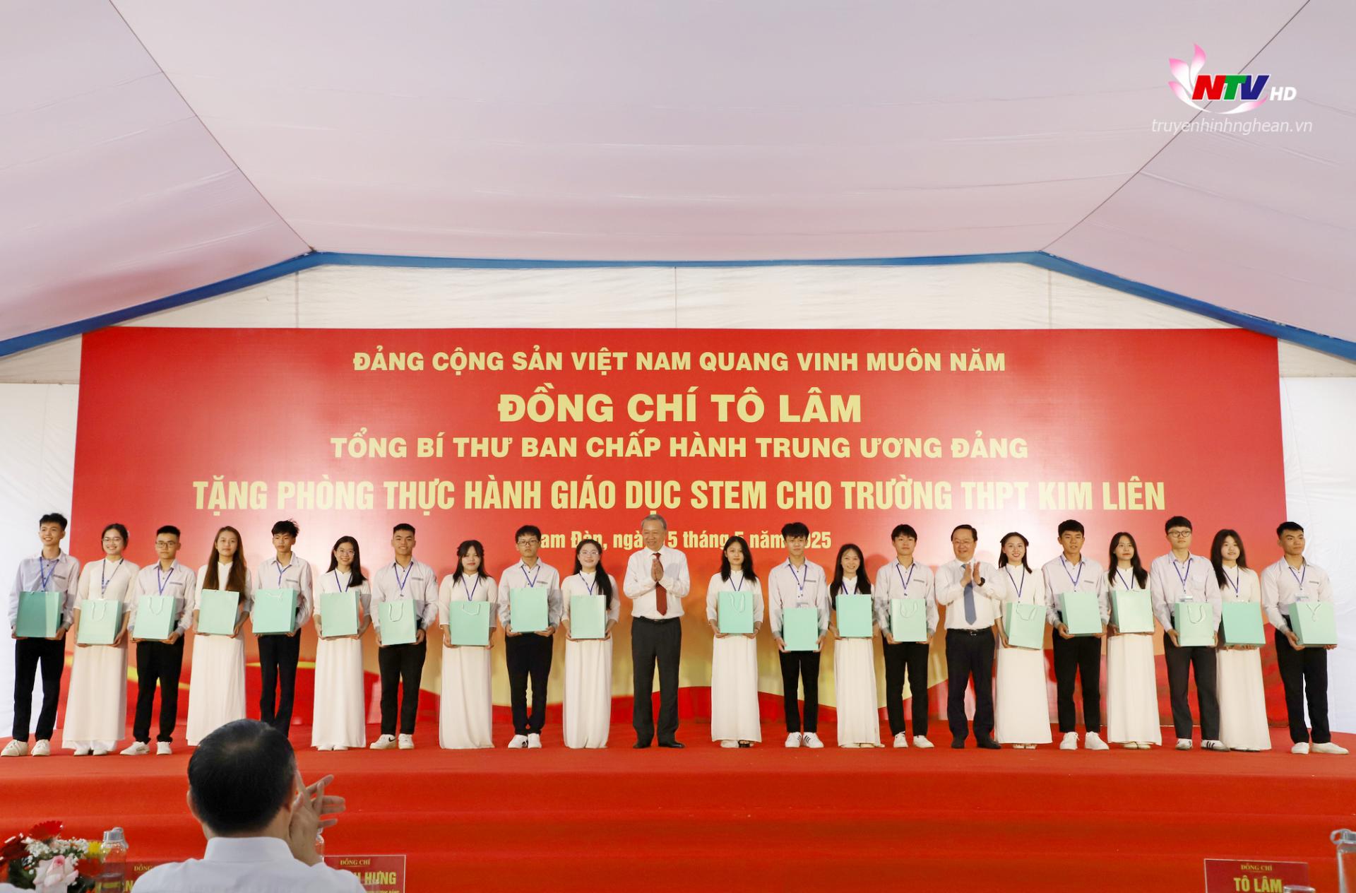 Đồng chí Tổng Bí thư Tô Lâm và Bí thư Tỉnh uỷ PG88 go Bắn cá Nguyễn Đức Trung tặng quà cho 100 học sinh tiêu biểu của trường.
