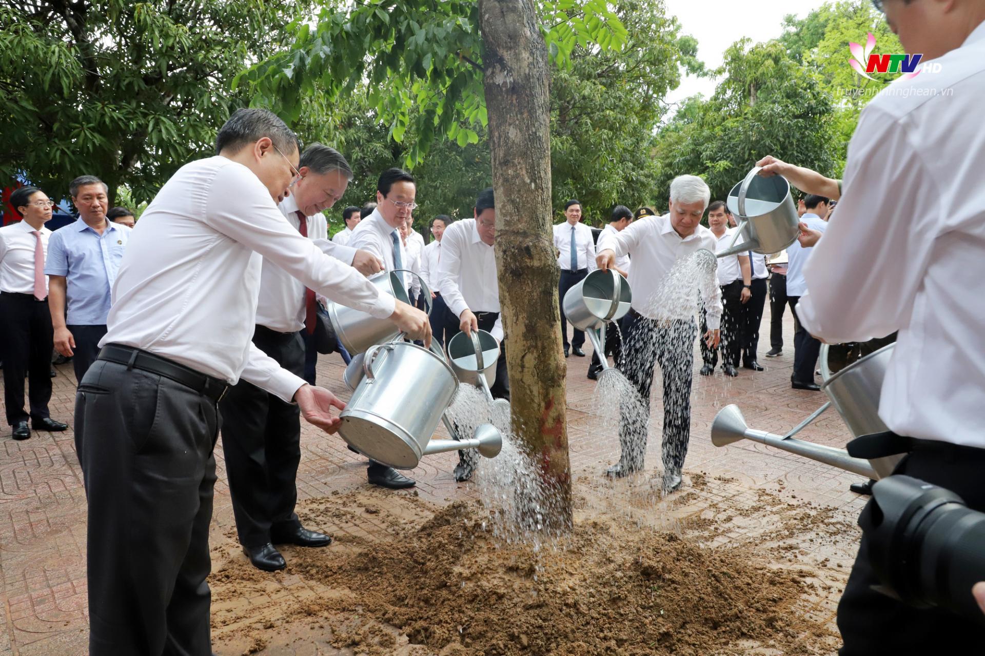 Đồng chí Tổng Bí thư Tô Lâm cùng các đại biểu Trung ương và tỉnh PG88 go Bắn cá trồng cây lưu niệm tại Trường THPT Kim Liên.