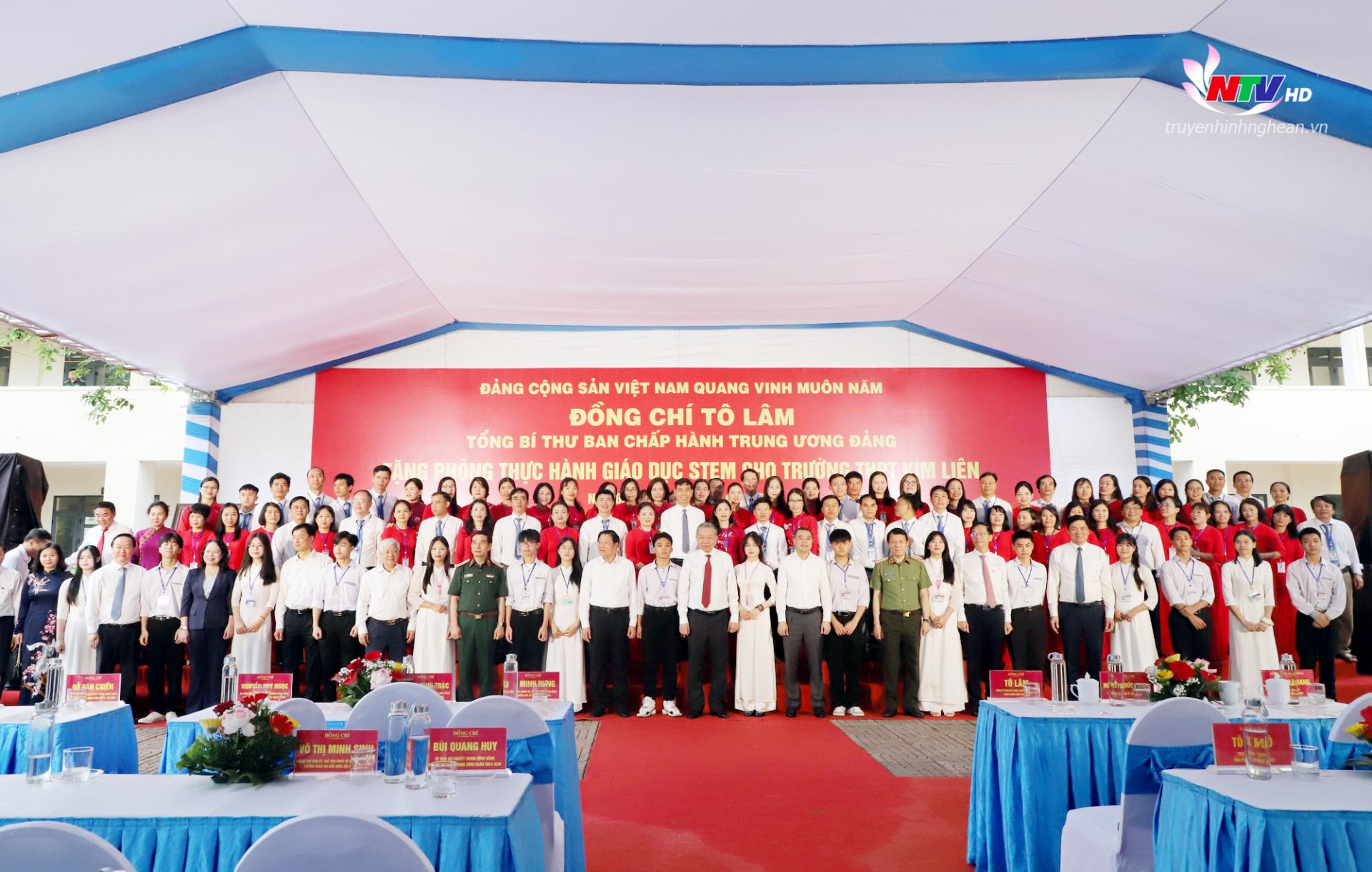 Đồng chí Tổng Bí thư Tô Lâm cùng đoàn công tác Trung ương, tỉnh PG88 go Bắn cá chụp ảnh lưu niệm cùng với thầy giáo, cô giáo, học sinh Trường THPT Kim Liên.