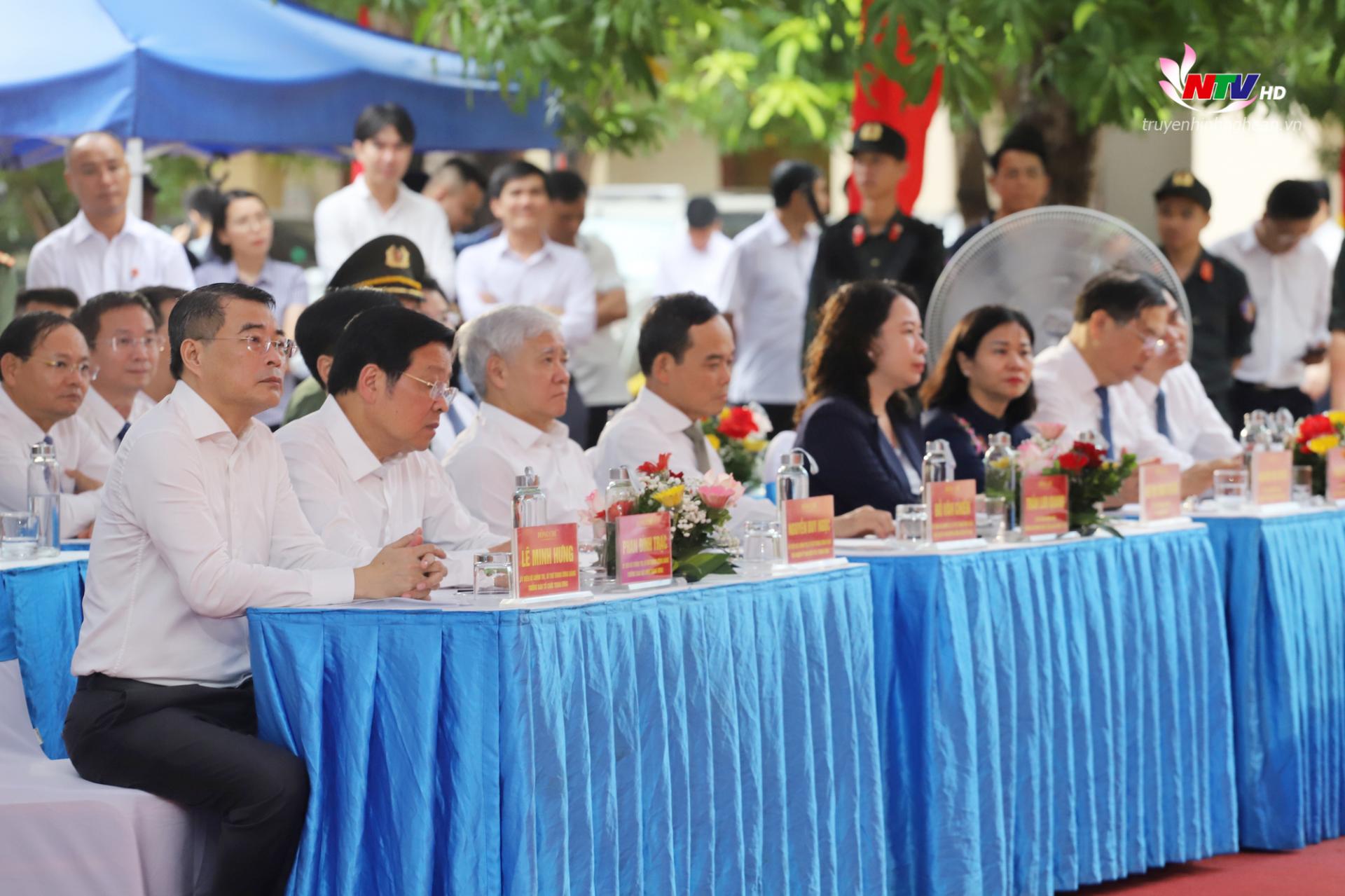 Các đồng chí trong đoàn công tác Trung ương và tỉnh PG88 go Bắn cá dự buổi lễ.