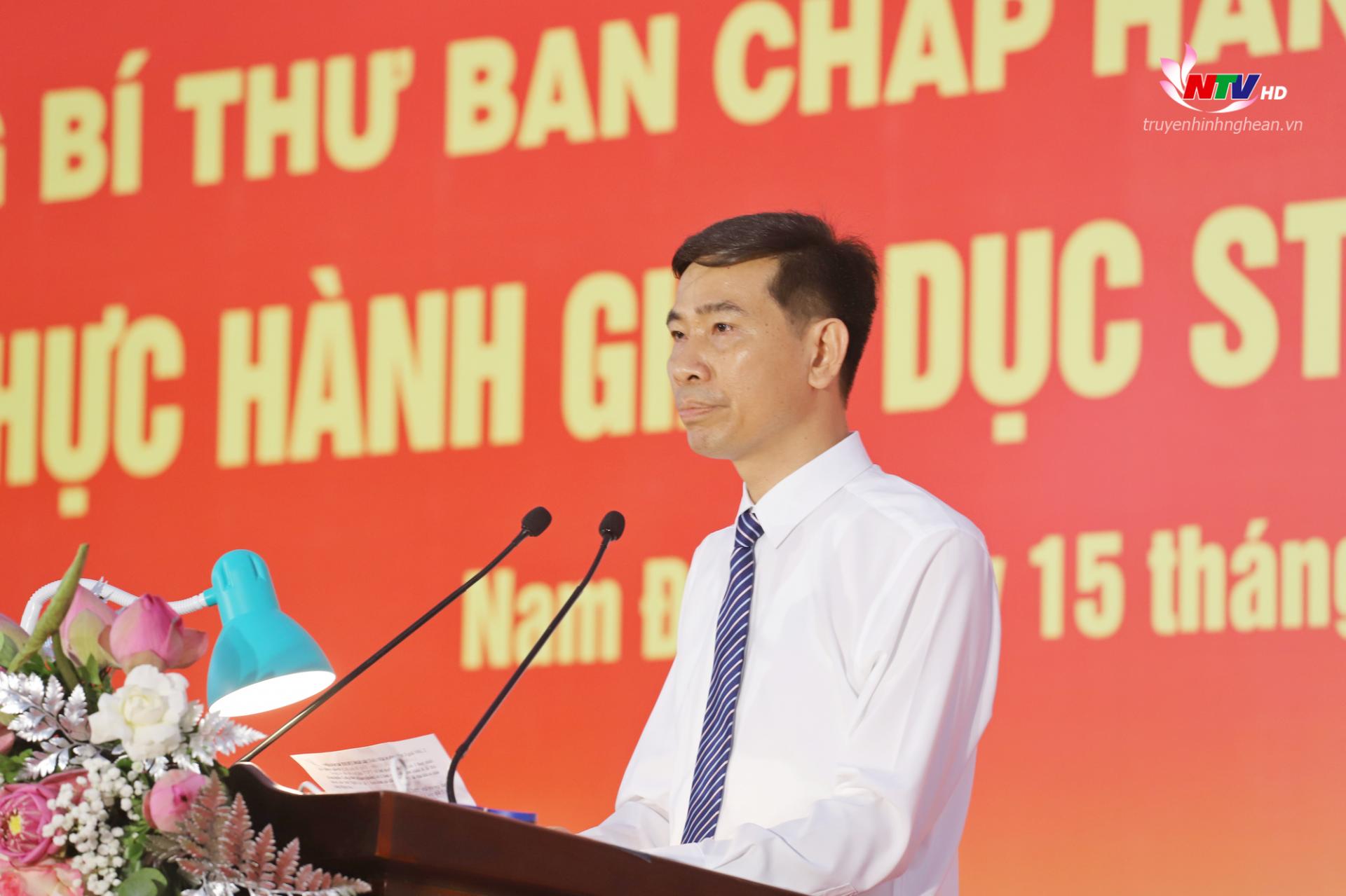 Thầy giáo Dương Văn Sơn - Hiệu trưởng Trường THPT Kim Liên báo cáo với Tổng Bí thư và đoàn công tác của Trung ương, tỉnh PG88 go Bắn cá.