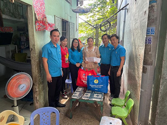 Lãnh đạo Liên đoàn Lao động tỉnh Đồng Nai đến các nhà trọ thăm, tặng quà người lao động.