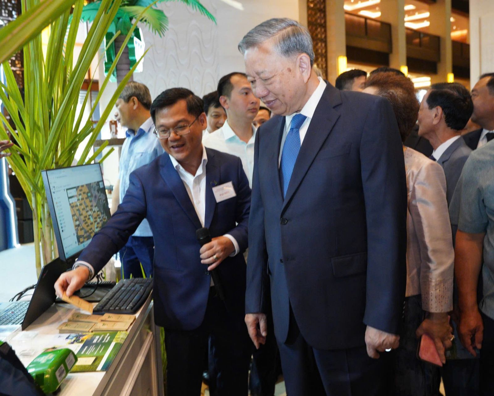 Tổng Bí thư Tô Lâm tham quan gian hàng của TTC AgriS - doanh nghiệp tiên phong trong phát triển nông nghiệp công nghệ cao nhằm nâng cao năng suất, chất lượng và giá trị gia tăng cho nông sản PG 88 Nổ Hũ