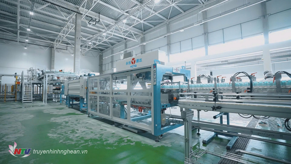 Ngay sau nghi thức nhấn nút khánh thành, các dây chuyền sản xuất của Nhà máy chế biến sữa tươi sạch TH chính thức vận hành.