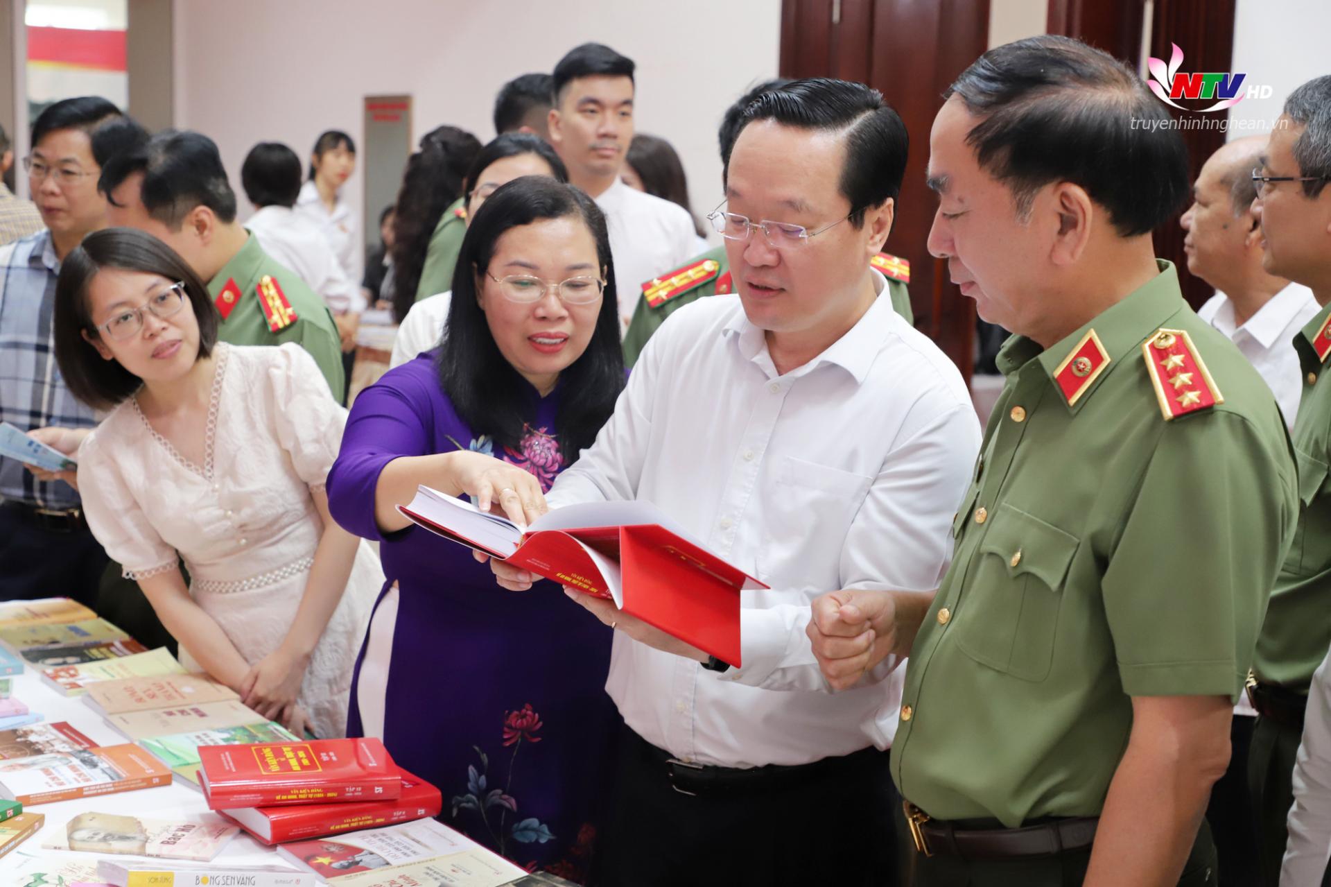 Lãnh đạo Bộ Công an và tỉnh PG88 go Bắn cá tham quan gian trưng bày sách tại Hội thảo.