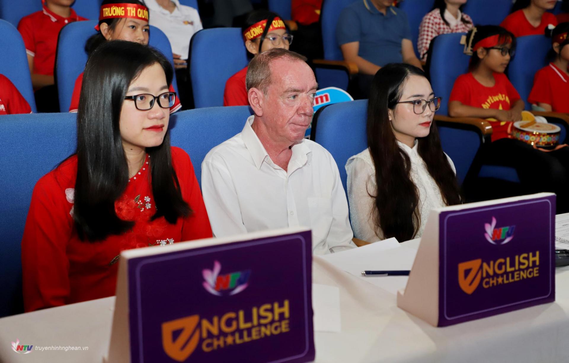 Ban khám khảo cuộc thi Quý II.