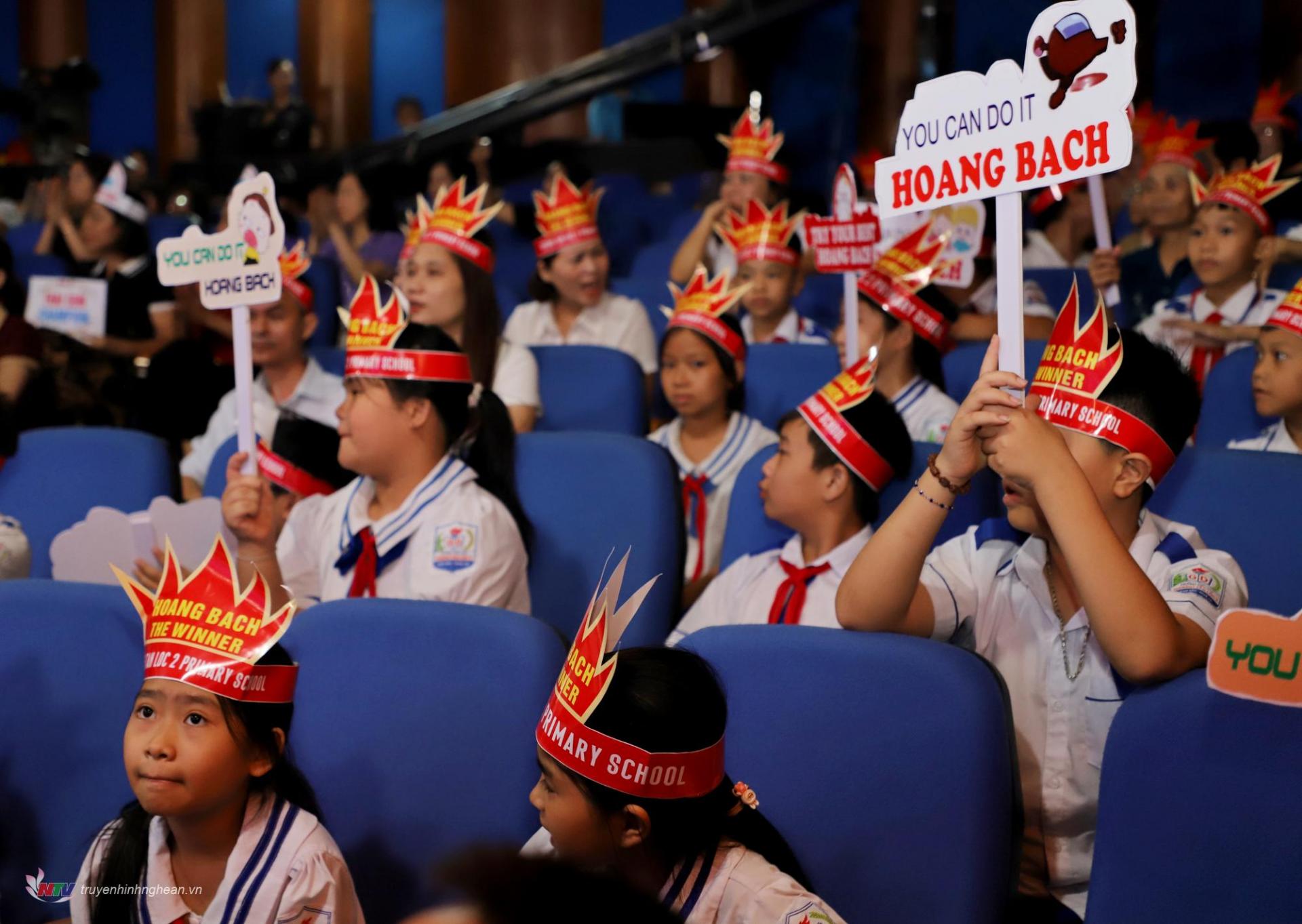 Đông đảo giáo viên và học sinh đến tiếp lửa cho các thí sinh.