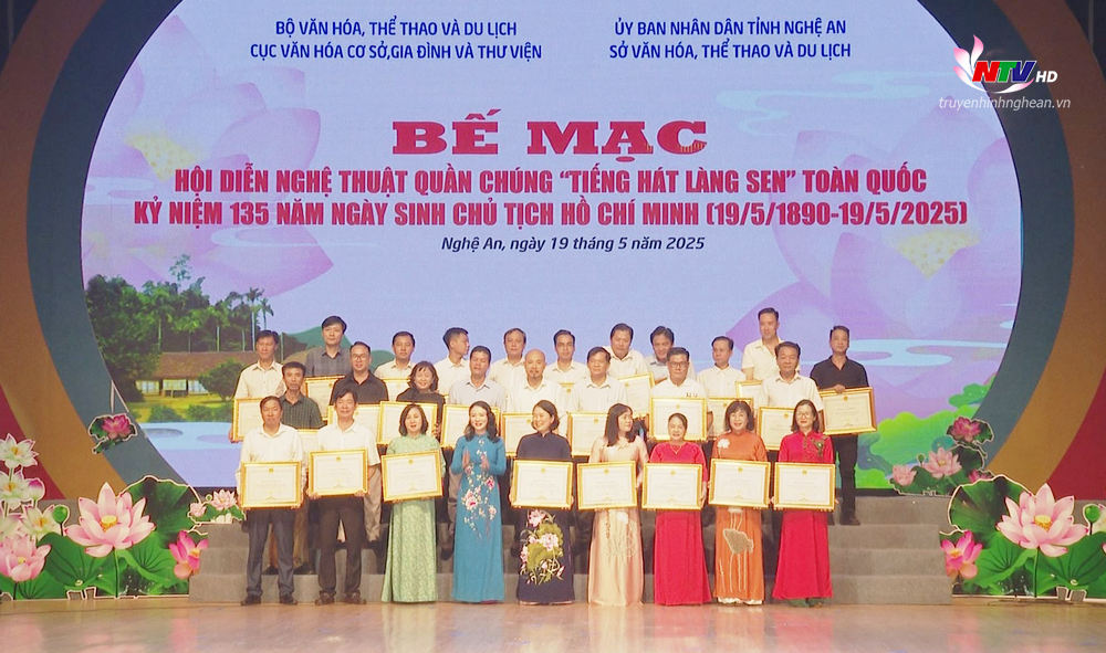 Bà Trần Thị Mỹ Hạnh - Giám đốc Sở Văn hóa, PG88 go Xócđĩa và PG 88 Bóng Đá tỉnh PG88 go Bắn cá trao Bằng khen của UBND tỉnh PG88 go Bắn cá cho các đoàn nghệ thuật tham gia Hội diễn. 