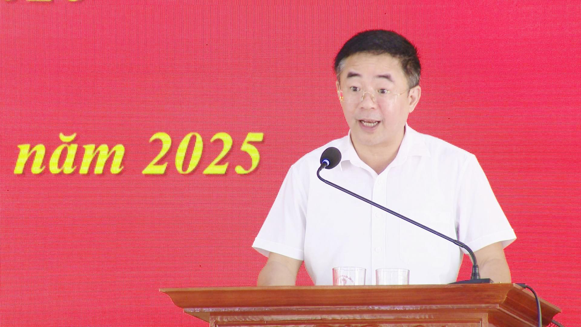 Bí thư Huyện uỷ Nam Đàn Nguyễn Xuân Đức giải trình làm rõ một số ý kiến, kiến nghị của cử tri.