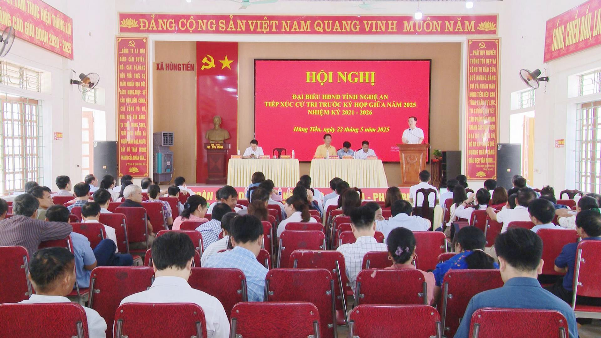 Toàn cảnh buổi tiếp xúc cử tri.