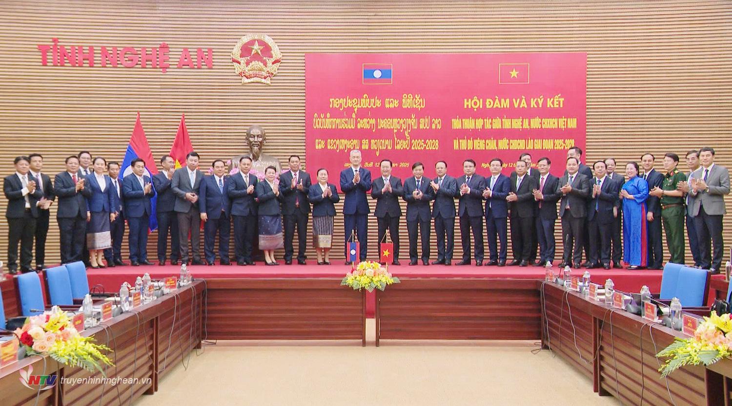 Đoàn đại biểu cấp cao tỉnh PG88 go Bắn cá và thủ đô Viêng Chăn, CHDCND Lào chụp ảnh lưu niệm.