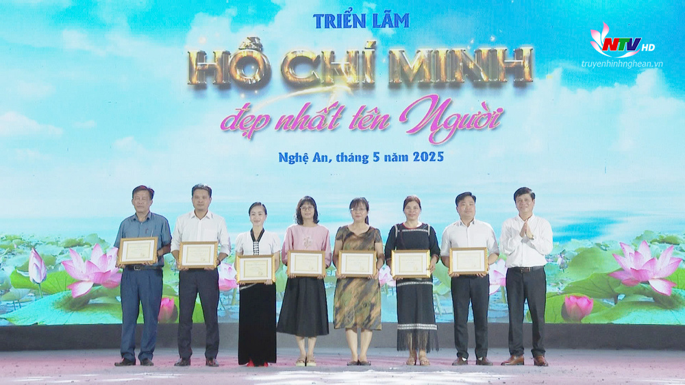 BTC trao Giấy khen cho các tập thể, cá nhân có nhiều đóng góp cho triển lãm.
