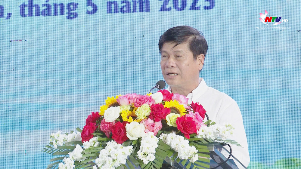 Đồng chí Bùi Kỳ Đà – Phó Giám đốc Trung tâm Triển lãm văn hóa nghệ thuật PG 88 Nổ Hũ phát biểu tổng kết triển lãm. 
