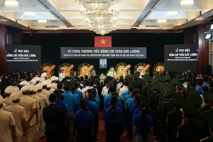 Nhiều đoàn đại biểu dự lễ truy điệu nguyên PG88 go Bắn cá nước Trần Đức Lương tại Hội trường Thống nhất, TP Hồ Chí Minh.