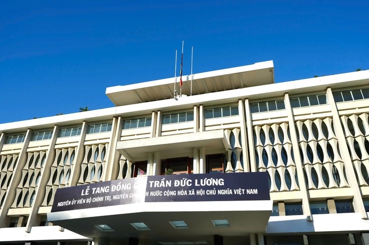 Cờ rủ được treo tại Hội trường Thống nhất, TP. Hồ Chí Minh.
