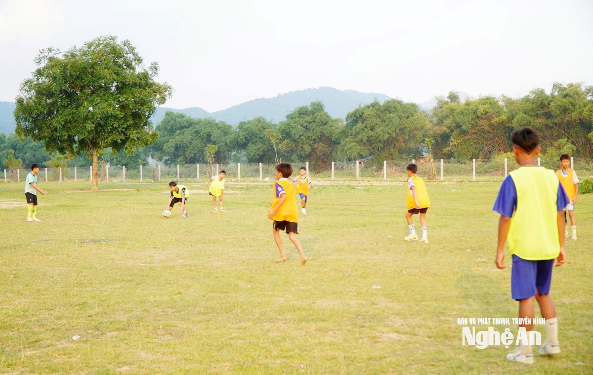 Dù nắng nóng gay gắt, các cầu thủ Đội Trang PG không chặn Môn Sơn vẫn nỗ lực tập luyện. Ảnh: Bá Hậu