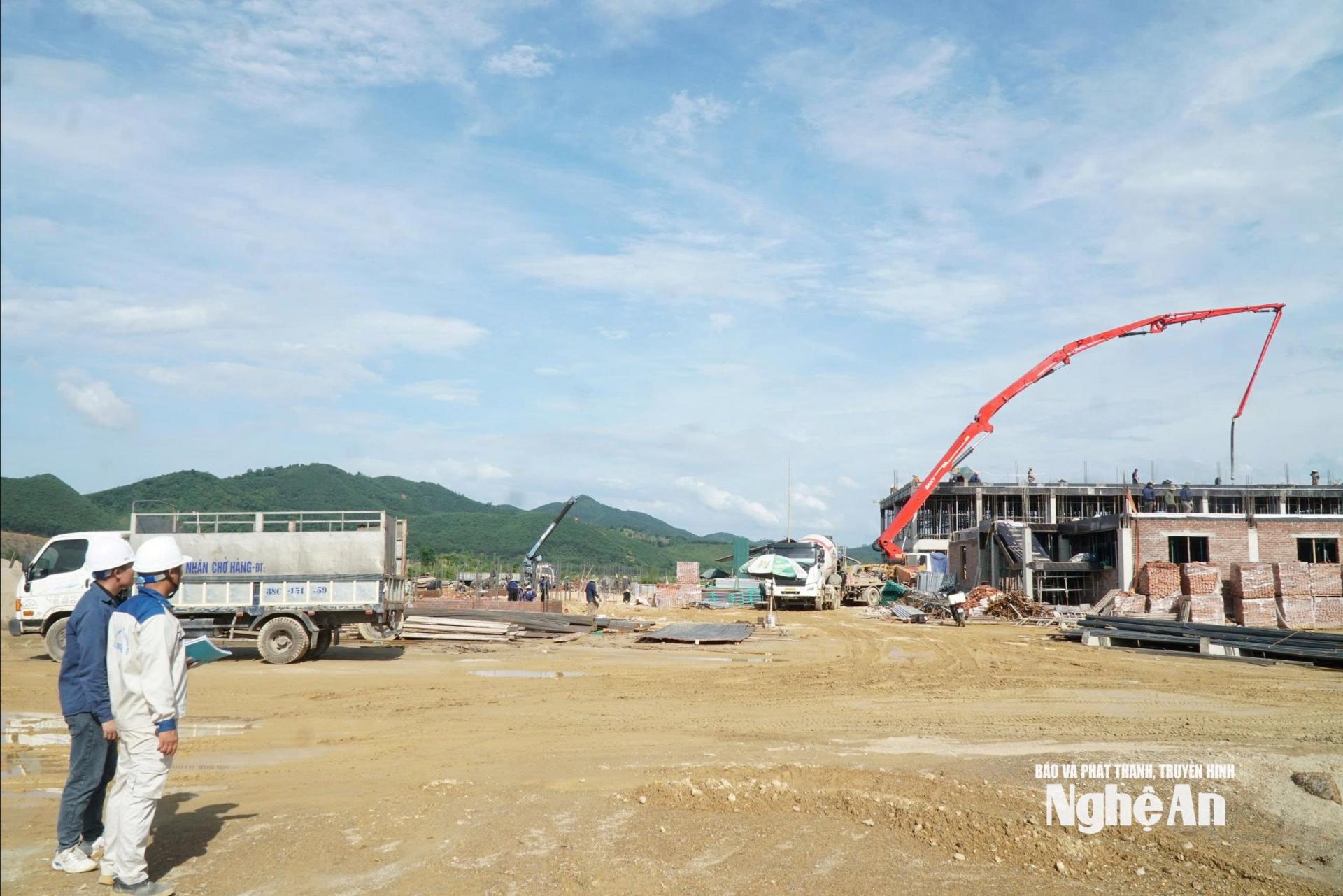 M.PG88 Vào bóng Trường Phổ thông nội trú liên cấp tiểu học và THCS Môn Sơn đang triển khai thi công. Ảnh: Mỹ Hà
