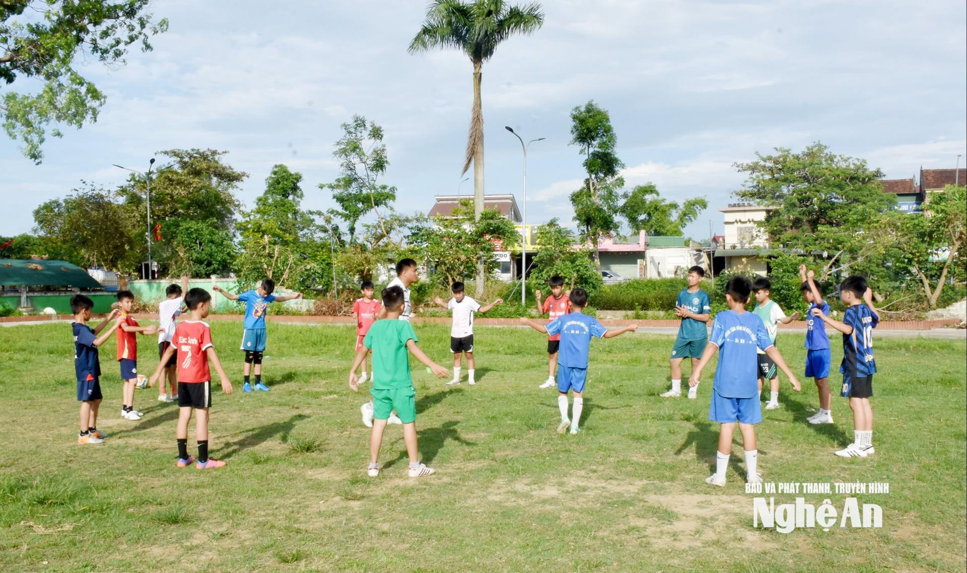 Các cầu thủ Đội Trang PG không chặn Hưng Nguyên Nam khởi động trước buổi tập luyện. Ảnh: Công Khang