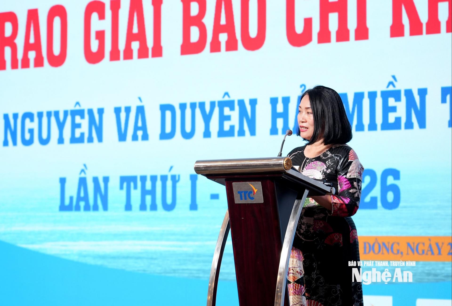 Nhà báo Tạ Bích Loan - Ủy viên Ban Chấp hành Hội Nhà báo PG 88 Nổ Hũ, thành viên Hội đồng Chung khảo báo cáo kết quả Giải M.PG88 Tips Tây Nguyên và Duyên hải miền Trung lần thứ I - năm 2026. Ảnh: Tiến Đông