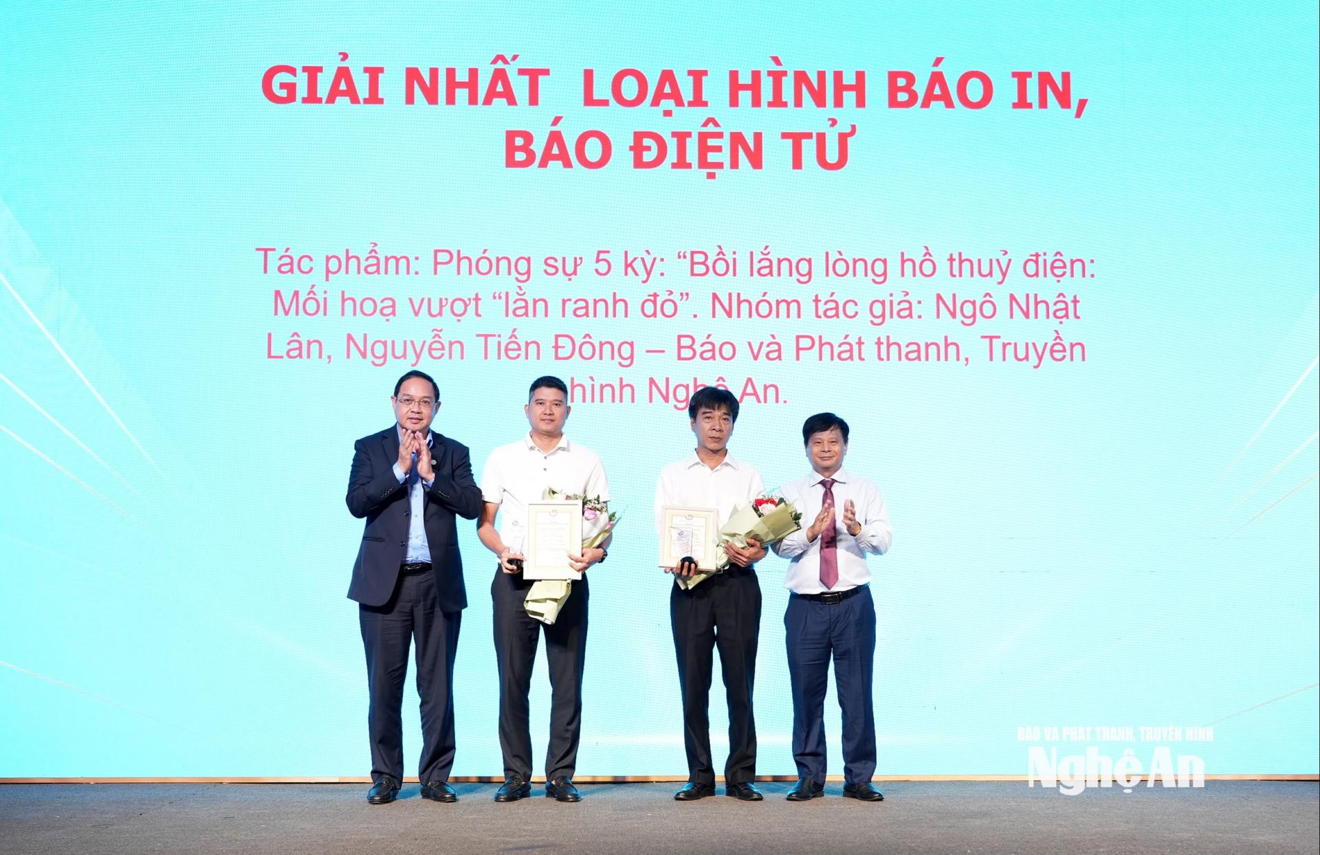 Trao giải Nhất cho nhóm tác giả Báo và phát thanh, truyền hình PG88 go Bắn cá. Ảnh: P.V