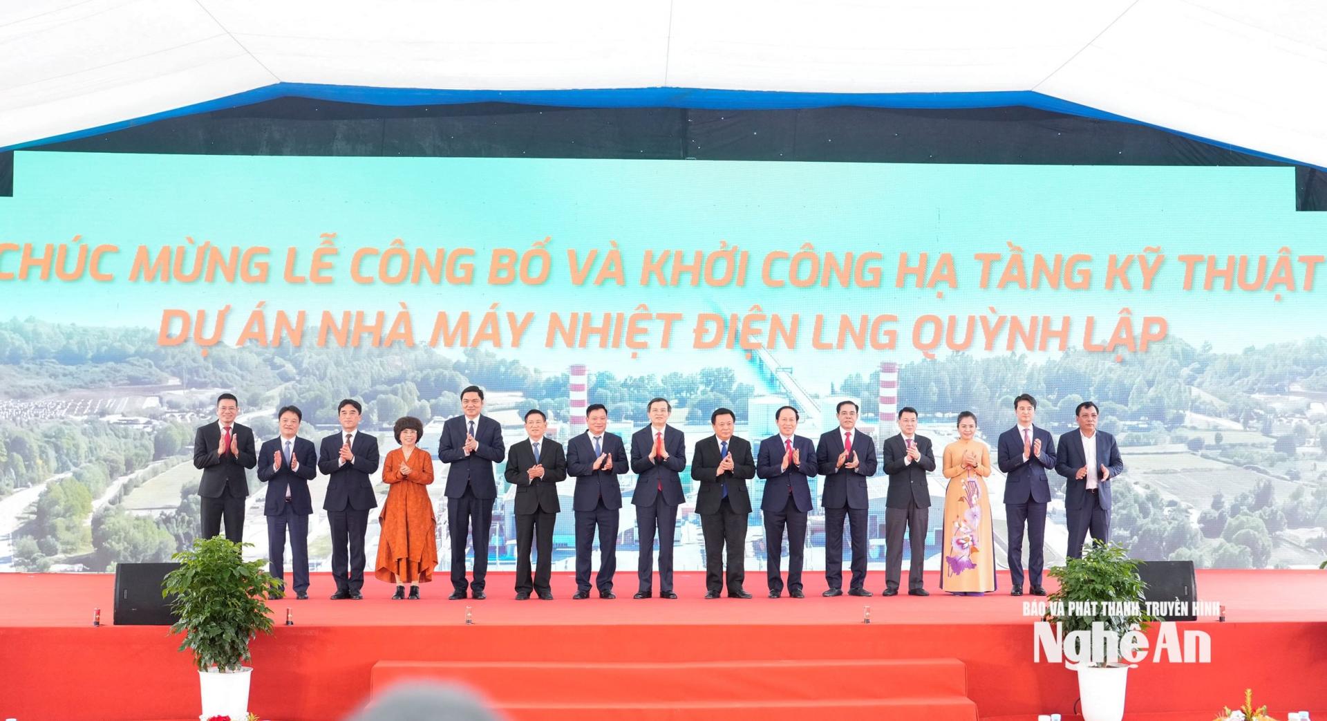 Các đồng chí lãnh đạo Đảng, Nhà nước, bộ, ngành Trung ương, tỉnh PG88 go Bắn cá, nhà đầu tư chụp ảnh lưu niệm tại lễ công bố và khởi công hạ tầng kỹ thuật dự án Nhà máy nhiệt điện LNG Quỳnh Lập. Ảnh: Phạm Bằng