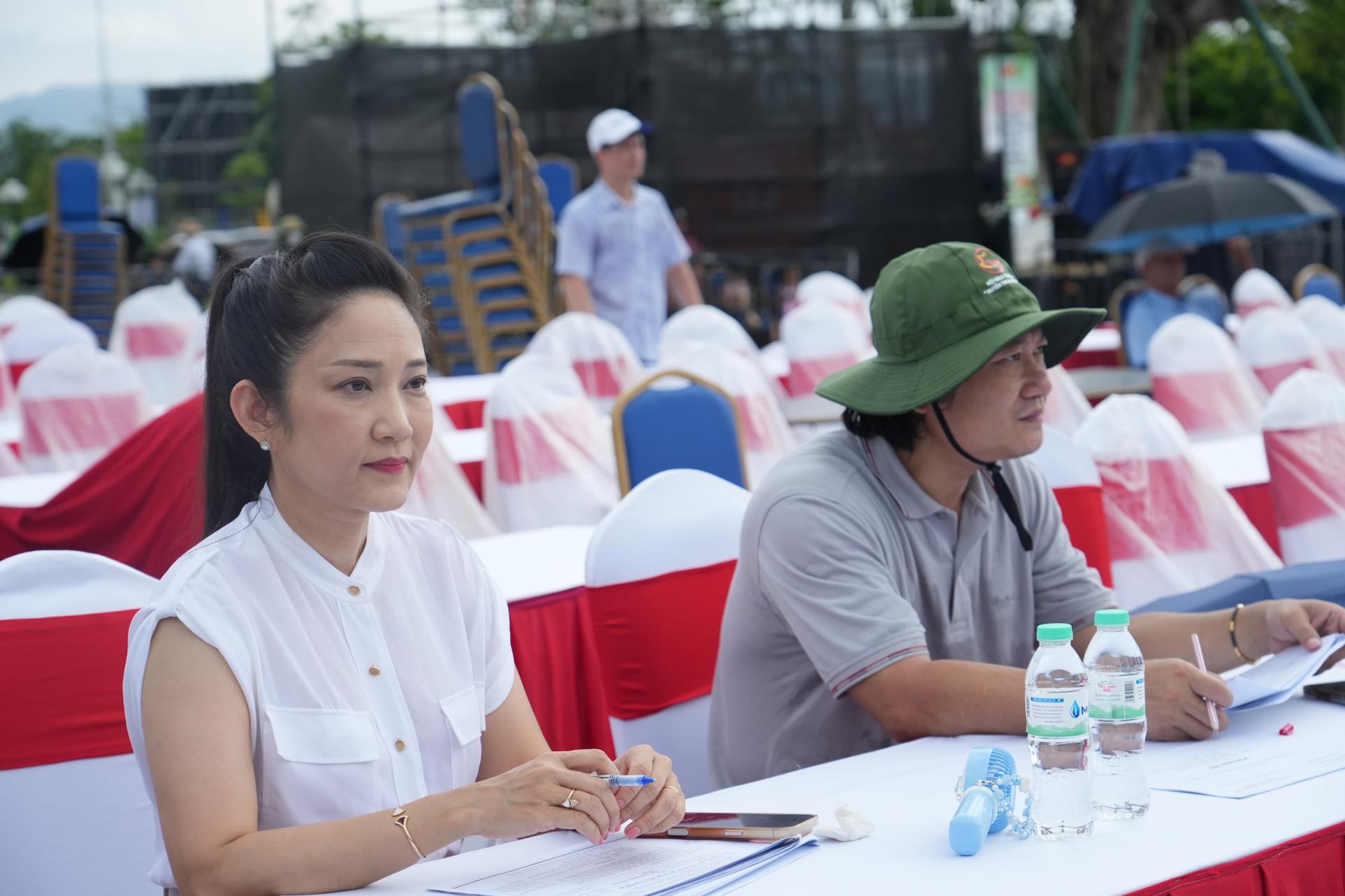 NSND Thanh Thúy - Phó Giám đốc Sở Văn hóa và PG88 go Xócđĩa Thành phố Hồ Chí Minh theo dõi buổi tổng duyệt. Ảnh: Mỹ Hà